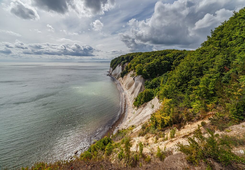 Nationalpark Jasmund, Insel Rügen, Bundesland Mecklenburg Vorpommern, Deutschland. I 10 August 2018, 12:16:40 / Der Nationalpark Jasmund, Insel Rügen, Bundesland Mecklenburg-Vorpommern, Deutschland. I 10 August 2018, 12:16:40, von Moahim, CC BY-SA 4.0 , via Wikimedia Commons