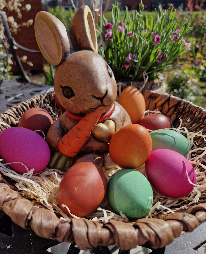 Easter_nest_with_coloured_Easter_eggs_2023_4, imagen de Geolina163, CC BY-SA 4.0 <https:>, vía Wikimedia Commons</https:>